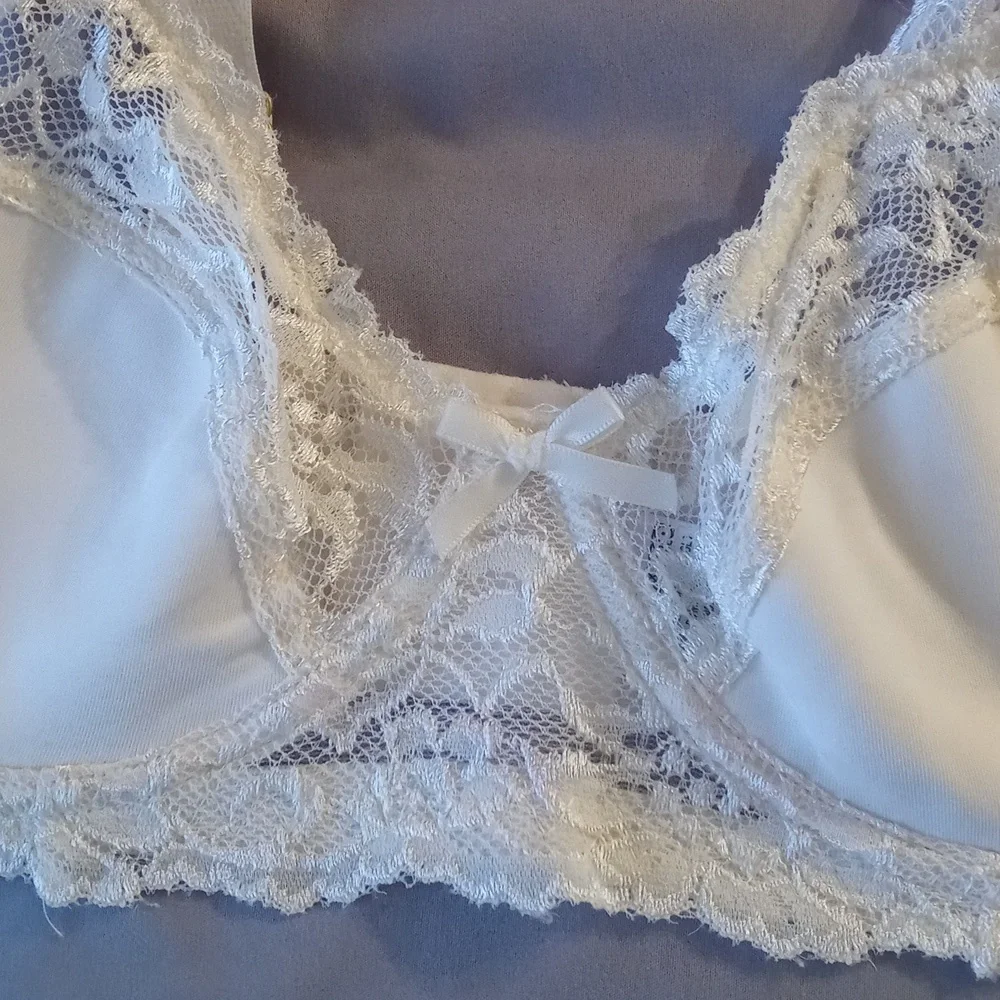 Bras - Picture 3 of 4
